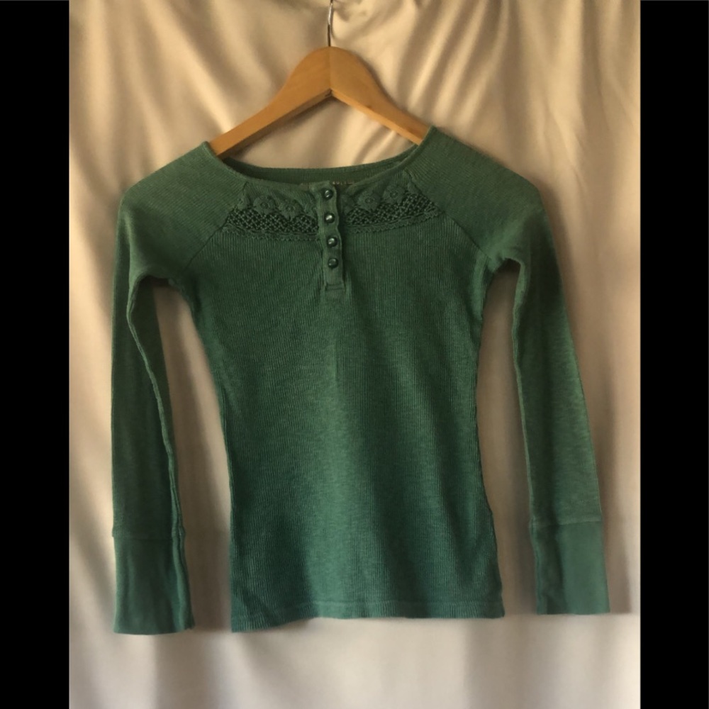 Green long sleeve shirt with four buttons 💚